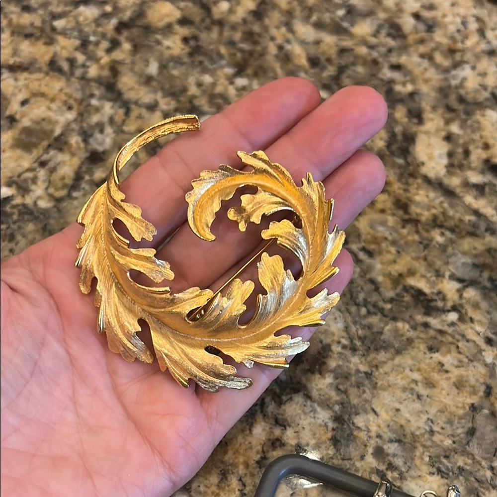 Vintage XL Gold Leaf Design Women's Brooch GVC